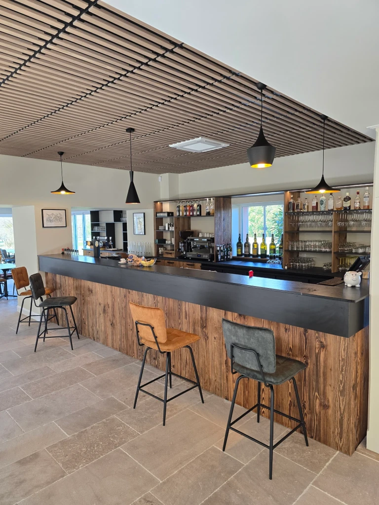 Agencement de bar en bois — vue 29