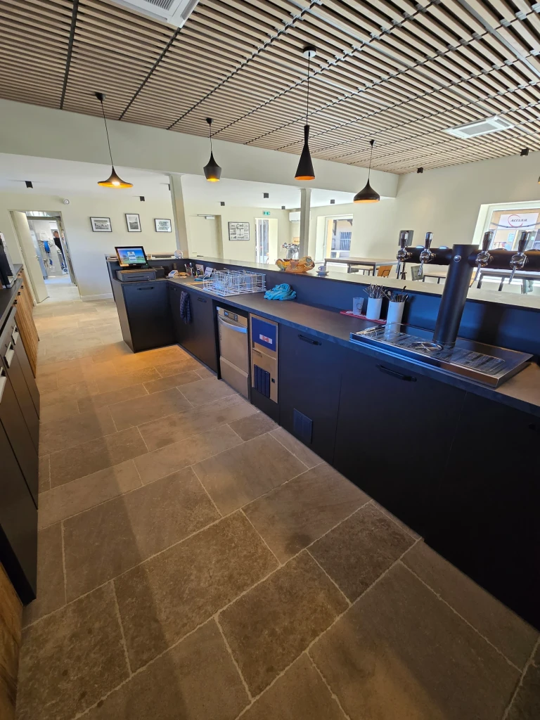 Agencement de bar en bois — vue 32