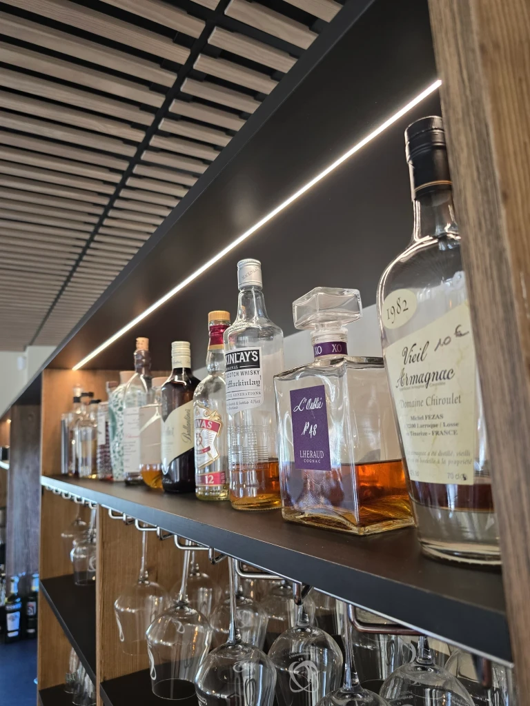 Agencement de bar en bois — vue 33