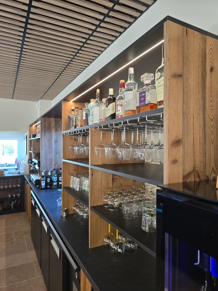 Agencement de bar en bois — vue 34