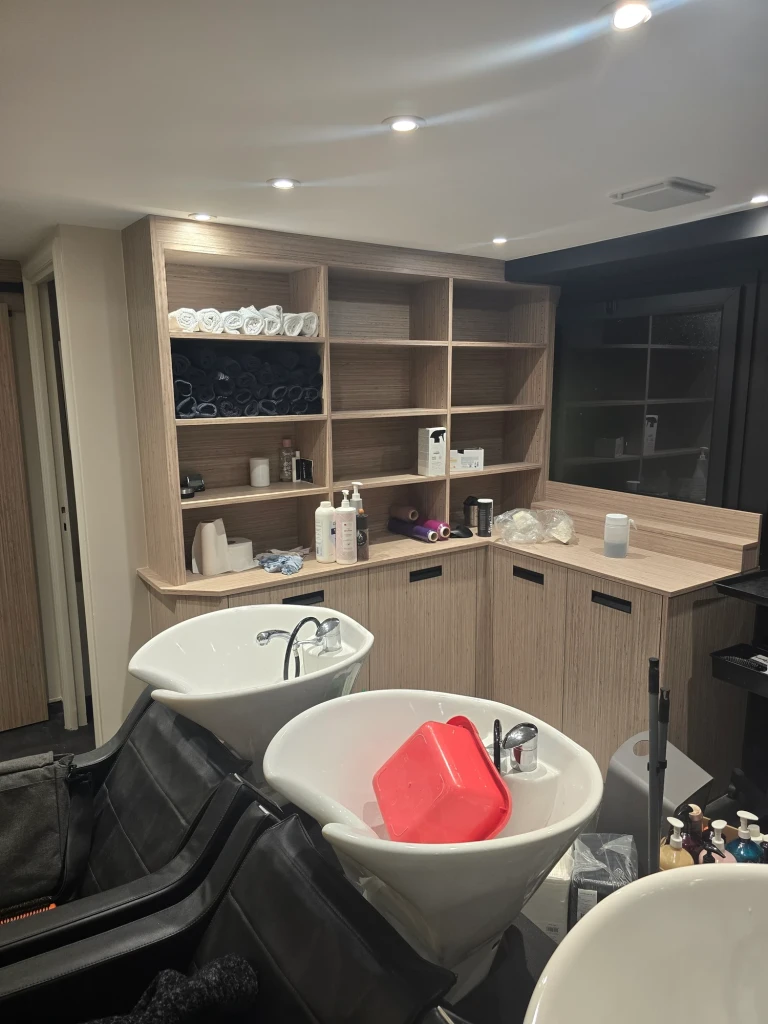Agencement de salon de coiffure — vue 23