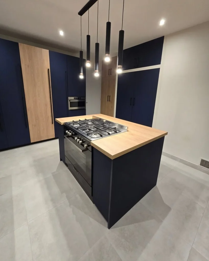 Cuisine sur mesure, façades bleu profond et bois