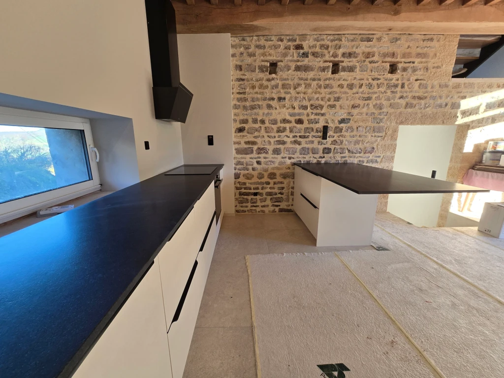 Cuisine claire et mur en pierre — vue 16