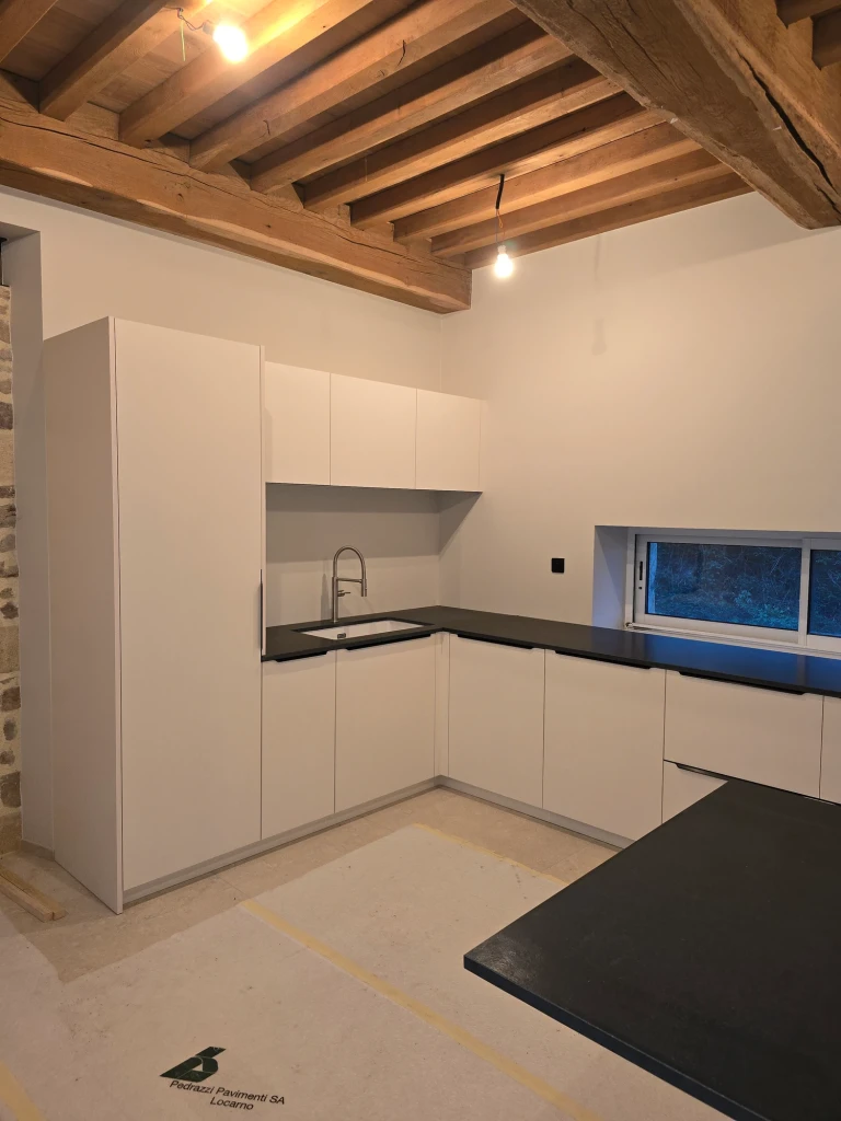 Cuisine claire et mur en pierre — vue 17