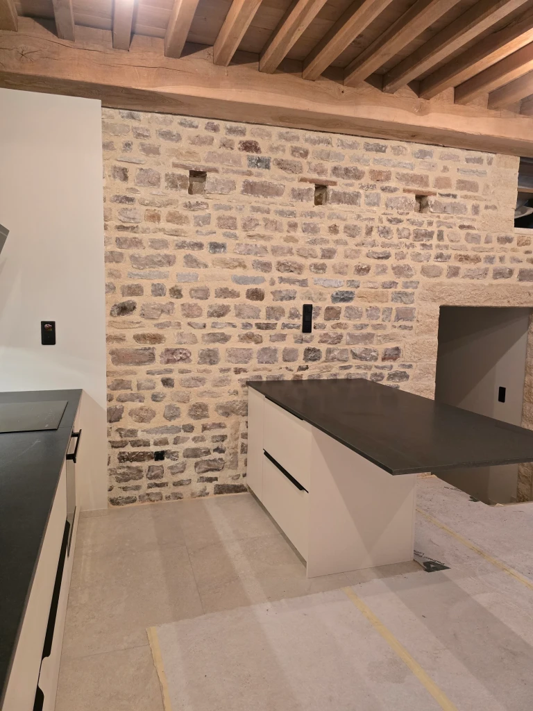 Cuisine claire et mur en pierre — vue 19