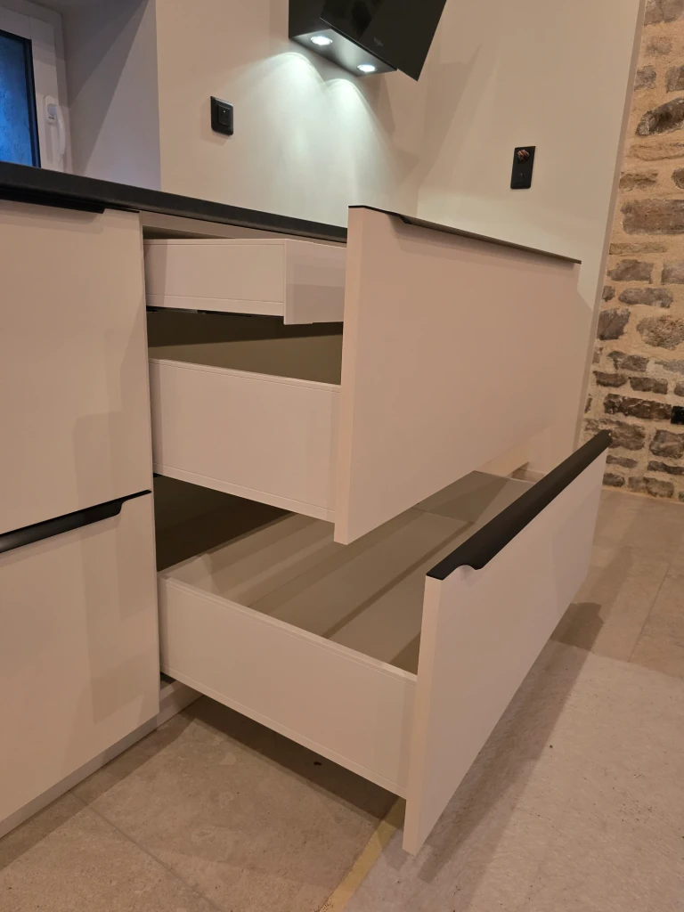 Cuisine claire et mur en pierre — vue 20
