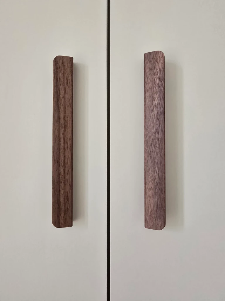 Dressing d’angle et poignées en bois — vue 1