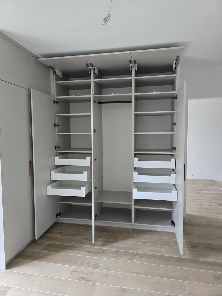 Dressing d’angle et poignées en bois — vue 2
