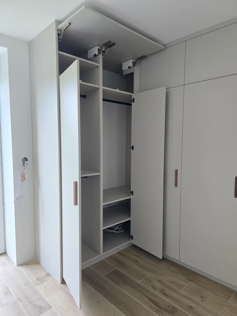 Dressing d’angle et poignées en bois — vue 3