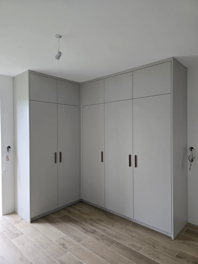 Dressing d’angle et poignées en bois — vue 4