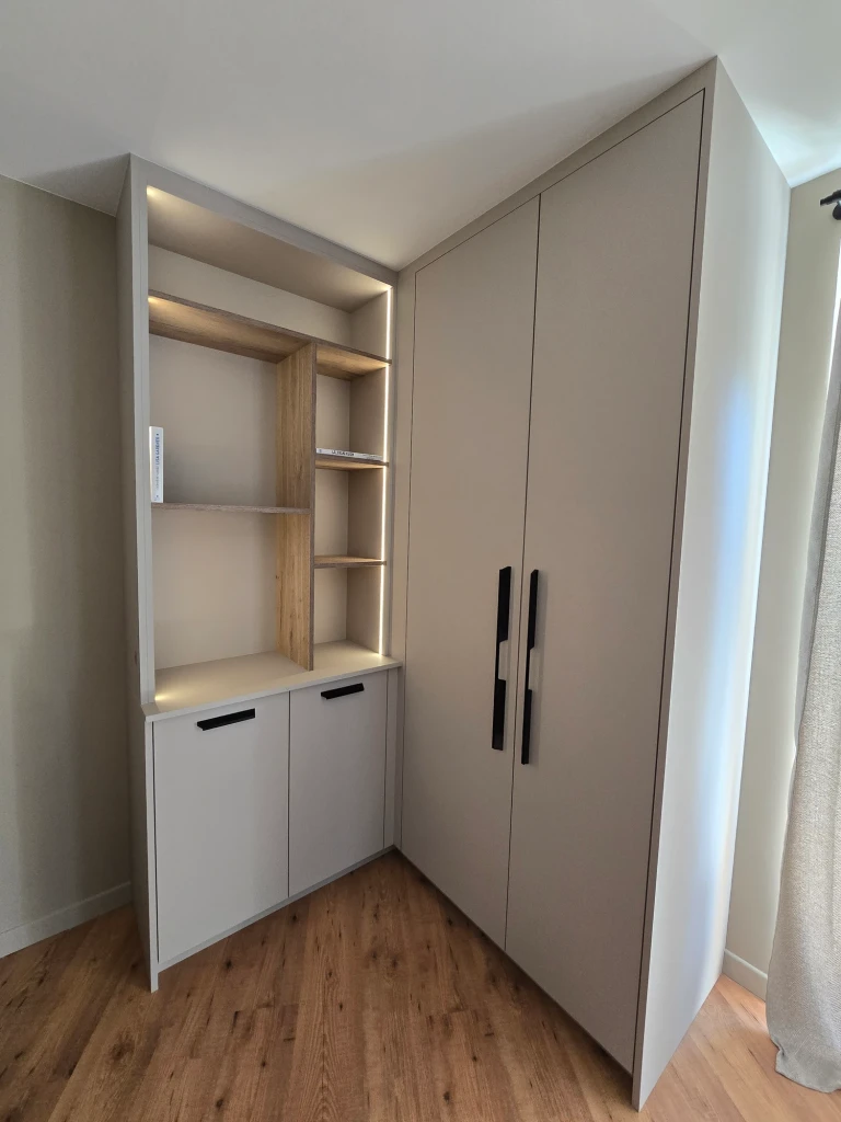 Meuble d’entrée avec niche éclairée — vue 44