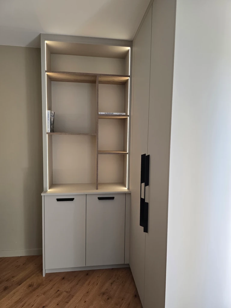Meuble d’entrée avec niche éclairée — vue 45