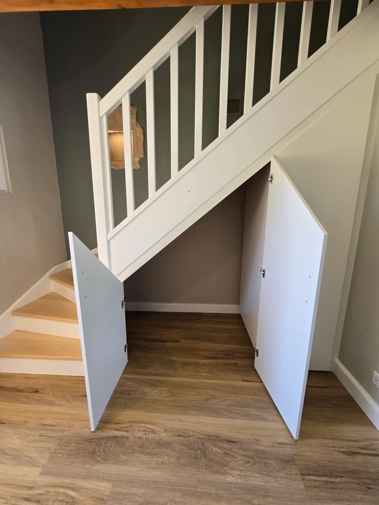 Placards sous escalier — vue 41