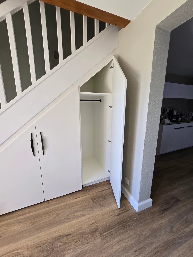 Placards sous escalier — vue 42