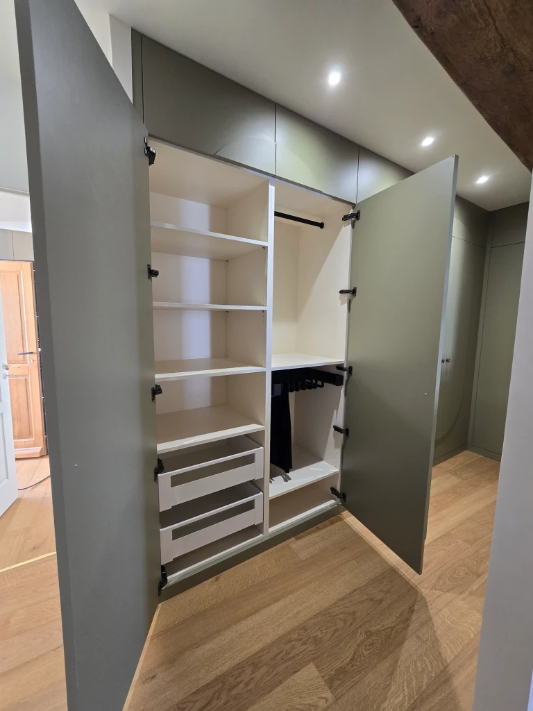 Rangements verts et façades arrondies — vue 55