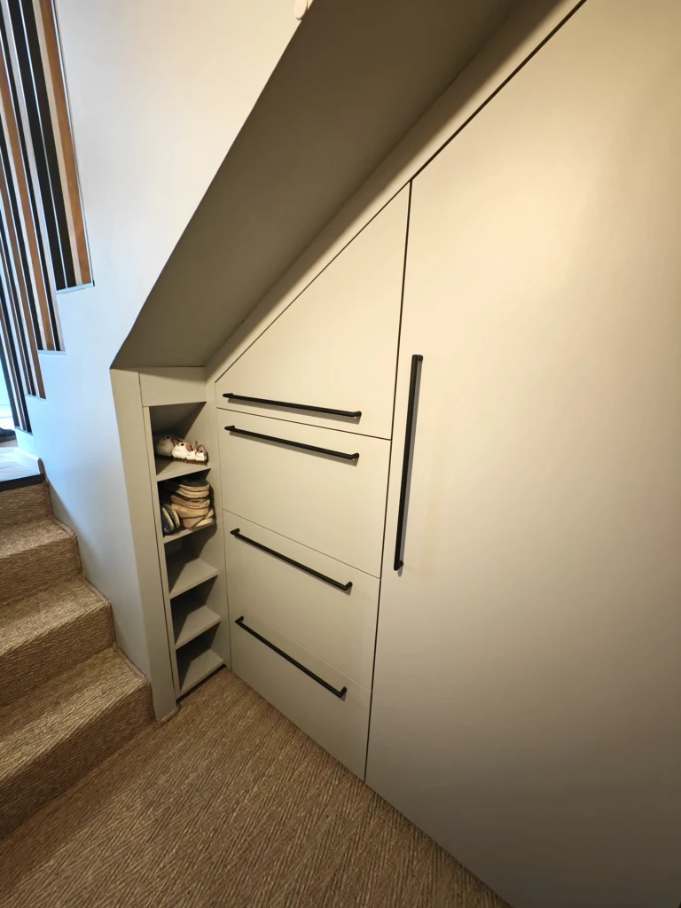 Tiroirs sous escalier — vue 69