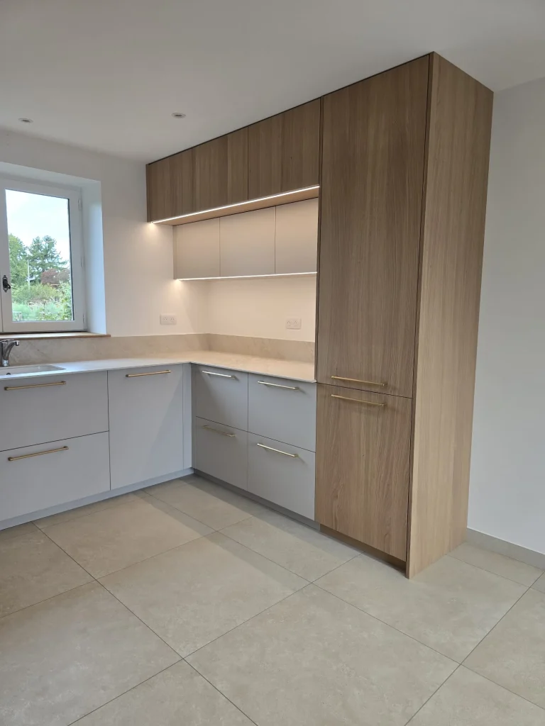 Rangements de cuisine en bois et éclairage intégré