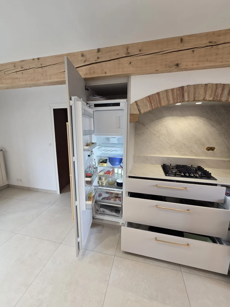 Réfrigérateur intégré et grands tiroirs de cuisine ouverts