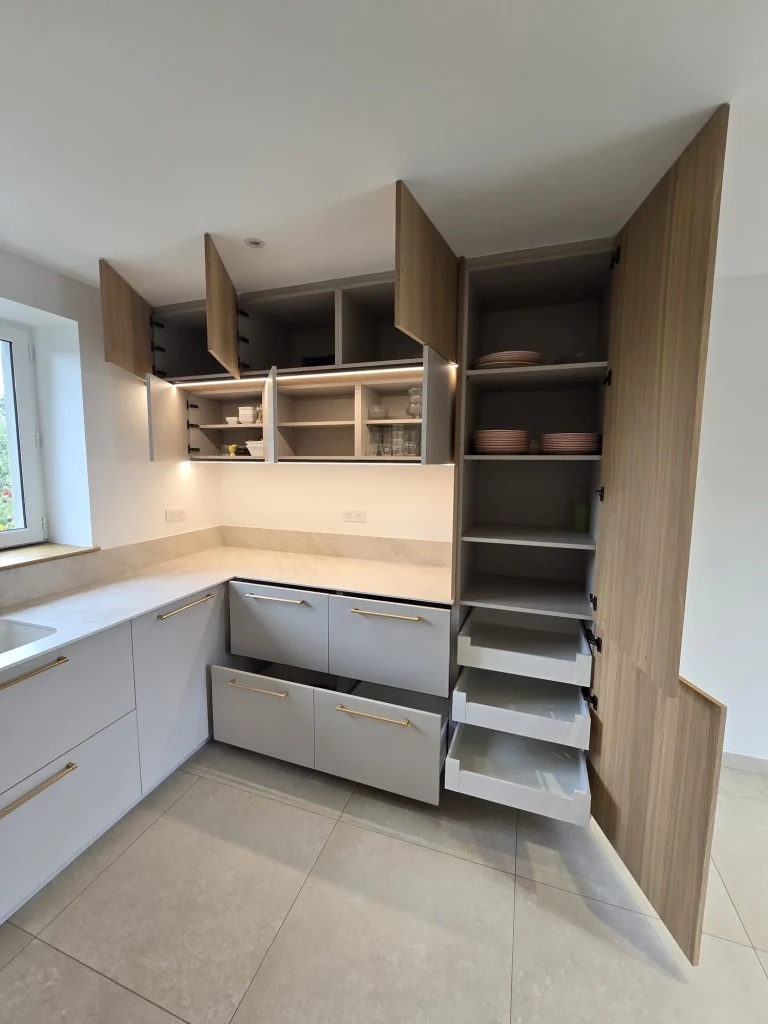 Rangements hauts et colonne en bois avec tiroirs intérieurs